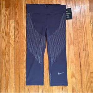 NWT Nike Zonal Strength Cropped Leggings